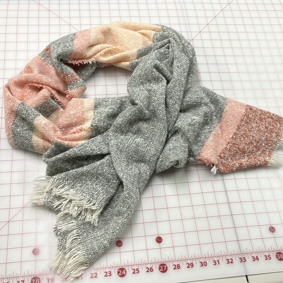 ARIANNA BY HOWARD'S NWT Soft Pink And Grey Woven Fringed Boho Scarf 27" X 72" - Picture 7 of 16